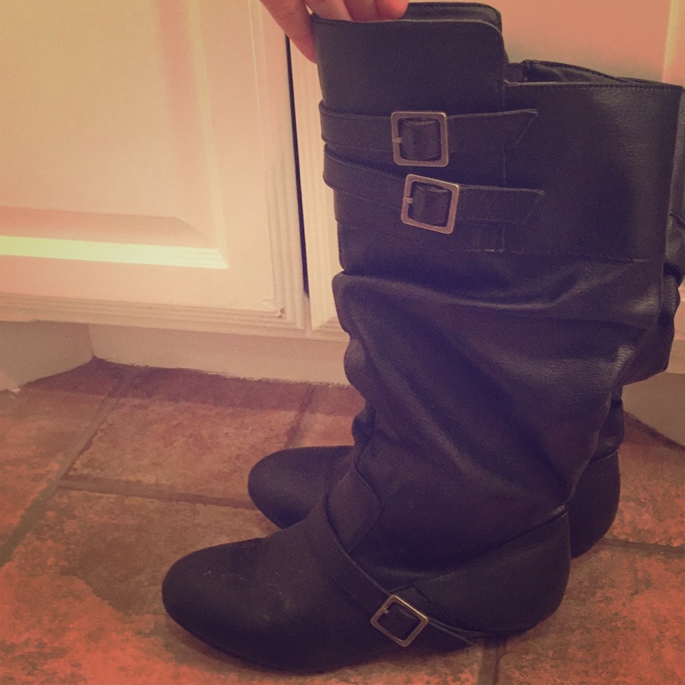 Cute zip up black boots size 5.